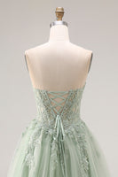 Laden Sie das Bild in den Galerie-Viewer, Staubiges Grünes Tüll Korsett A-Linie Korsett Trägerloses Applikiertes Langes Abschlussballkleid mit Schlitz