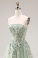 Laden Sie das Bild in den Galerie-Viewer, Staubiges Grünes Tüll Korsett A-Linie Korsett Trägerloses Applikiertes Langes Abschlussballkleid mit Schlitz