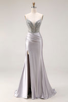 Laden Sie das Bild in den Galerie-Viewer, Glitzerndes Hellgraues Satin Meerjungfrauen Langes Ballkleid mit Perlenbestickung und Schlitz