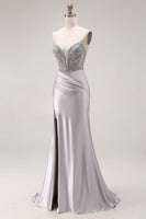 Laden Sie das Bild in den Galerie-Viewer, Glitzerndes Hellgraues Satin Meerjungfrauen Langes Ballkleid mit Perlenbestickung und Schlitz