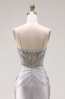 Laden Sie das Bild in den Galerie-Viewer, Glitzerndes Hellgraues Satin Meerjungfrauen Langes Ballkleid mit Perlenbestickung und Schlitz