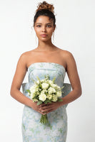Laden Sie das Bild in den Galerie-Viewer, Weißblaues Blumiges Trägerloses Bedrucktes Meerjungfrauen Langes Brautjungfernkleid mit Schleife