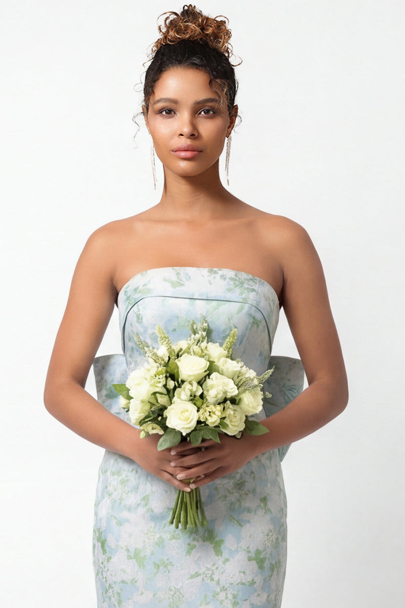 Laden Sie das Bild in den Galerie-Viewer, Weißblaues Blumiges Trägerloses Bedrucktes Meerjungfrauen Langes Brautjungfernkleid mit Schleife