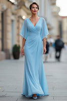 Laden Sie das Bild in den Galerie-Viewer, Himmelblaues Chiffon V-Ausschnitt Gerafftes Mutter der Braut Kleid mit Ärmel