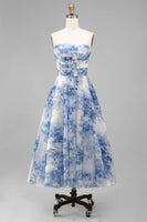 Laden Sie das Bild in den Galerie-Viewer, Weißblaues, blumiges trägerloses A-Linien-Runden-Midi-Kleid