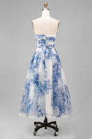Laden Sie das Bild in den Galerie-Viewer, Weißblaues, blumiges trägerloses A-Linien-Runden-Midi-Kleid