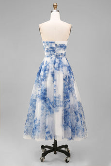 Weißblaues, blumiges trägerloses A-Linien-Runden-Midi-Kleid