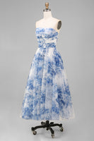 Laden Sie das Bild in den Galerie-Viewer, Weißblaues, blumiges trägerloses A-Linien-Runden-Midi-Kleid