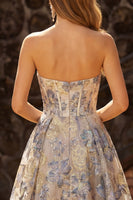 Laden Sie das Bild in den Galerie-Viewer, Staubiges Blaues Jacquard A Linie Korsett Trägerloses Langes Abschlussballkleid mit Schlitz