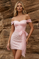 Laden Sie das Bild in den Galerie-Viewer, Off-the-shoulder pinke Bodycon-Pailletten-Homecoming-Kleid mit Gürtel