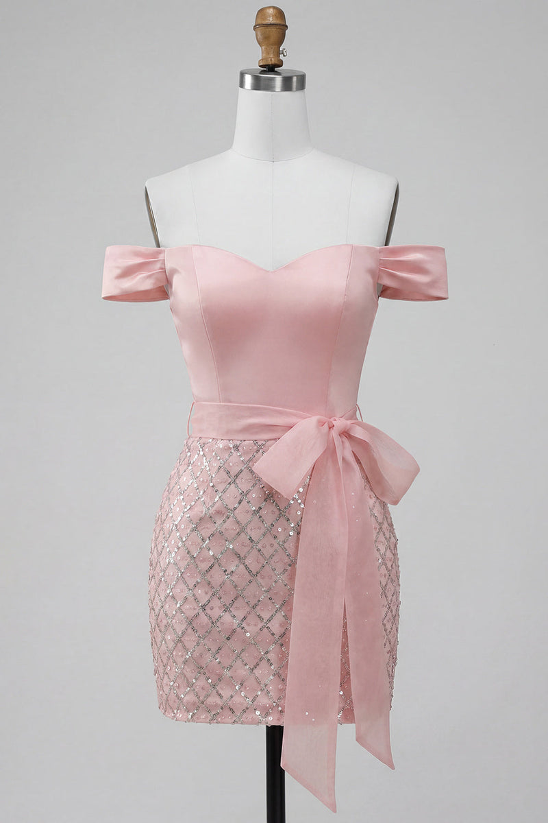 Laden Sie das Bild in den Galerie-Viewer, Off-the-shoulder pinke Bodycon-Pailletten-Homecoming-Kleid mit Gürtel