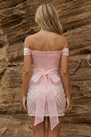 Laden Sie das Bild in den Galerie-Viewer, Off-the-shoulder pinke Bodycon-Pailletten-Homecoming-Kleid mit Gürtel