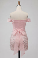 Laden Sie das Bild in den Galerie-Viewer, Off-the-shoulder pinke Bodycon-Pailletten-Homecoming-Kleid mit Gürtel