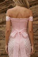 Laden Sie das Bild in den Galerie-Viewer, Off-the-shoulder pinke Bodycon-Pailletten-Homecoming-Kleid mit Gürtel