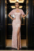Laden Sie das Bild in den Galerie-Viewer, Rosa Stickerei Spaghettiträger Korsett Scheide Abendkleid mit Schlitz und Umhang