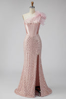 Laden Sie das Bild in den Galerie-Viewer, Rosa Satin Meerjungfrauen Pailletten Perlen Einschulter Korsett Langes Abschlussballkleid mit Schlitz