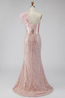 Laden Sie das Bild in den Galerie-Viewer, Rosa Satin Meerjungfrauen Pailletten Perlen Einschulter Korsett Langes Abschlussballkleid mit Schlitz