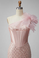 Laden Sie das Bild in den Galerie-Viewer, Rosa Satin Meerjungfrauen Pailletten Perlen Einschulter Korsett Langes Abschlussballkleid mit Schlitz