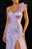 Laden Sie das Bild in den Galerie-Viewer, Glitzerndes Lila Applikiertes Einschulter Meerjungfrauen Abendkleid mit Schlitz