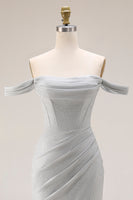 Laden Sie das Bild in den Galerie-Viewer, Hellgraues Schulterfreies Meerjungfrauen Plissiertes Langes Ballkleid mit Schlitz