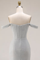 Laden Sie das Bild in den Galerie-Viewer, Hellgraues Schulterfreies Meerjungfrauen Plissiertes Langes Ballkleid mit Schlitz