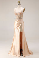 Laden Sie das Bild in den Galerie-Viewer, Champagner Perlenbesetztes Meerjungfrauen Korsett Langes Satin Ballkleid mit Schlitz