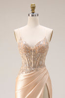 Laden Sie das Bild in den Galerie-Viewer, Champagner Perlenbesetztes Meerjungfrauen Korsett Langes Satin Ballkleid mit Schlitz