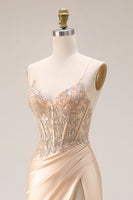 Laden Sie das Bild in den Galerie-Viewer, Champagner Perlenbesetztes Meerjungfrauen Korsett Langes Satin Ballkleid mit Schlitz