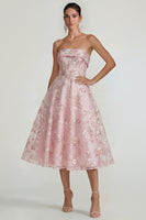 Laden Sie das Bild in den Galerie-Viewer, Glitzerndes Blumen Applikiertes Rosa Trägerloses A-Linie Midi Kleid
