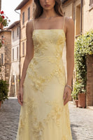 Laden Sie das Bild in den Galerie-Viewer, Gelbes A-Linie Spaghetti-Träger Rückenschnürung Langes Abschlussballkleid mit Blumenstickerei