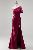 Laden Sie das Bild in den Galerie-Viewer, Ein Schulter-Burgunderrot gerafftes Satin-Meerjungfrauen-Maxi-Maxi-Kleidungsstück mit Seitenschlitz