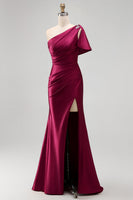Laden Sie das Bild in den Galerie-Viewer, Ein Schulter-Burgunderrot gerafftes Satin-Meerjungfrauen-Maxi-Maxi-Kleidungsstück mit Seitenschlitz