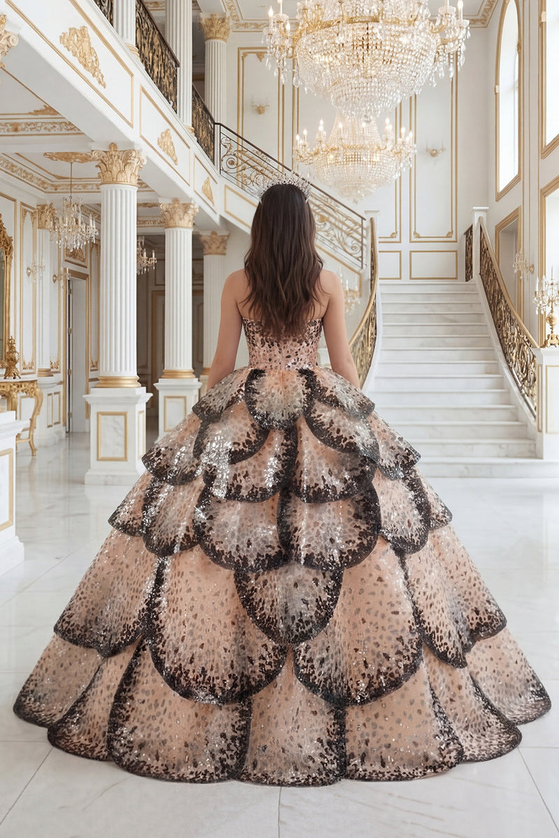 Laden Sie das Bild in den Galerie-Viewer, Gestuftes Ballkleid Trägerloses Schwarzes Aprikose Quinceanera-Kleid