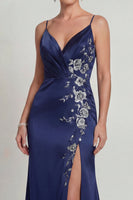 Laden Sie das Bild in den Galerie-Viewer, Marineblaues Satin Spaghettiträger Applikiertes Mutter der Braut Kleid mit Schlitz