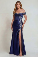 Laden Sie das Bild in den Galerie-Viewer, Marineblaues Schulterloses Satin Mutter der Braut Kleid mit Schlitz