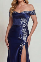 Laden Sie das Bild in den Galerie-Viewer, Marineblaues Schulterloses Satin Mutter der Braut Kleid mit Schlitz