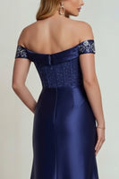 Laden Sie das Bild in den Galerie-Viewer, Marineblaues Schulterloses Satin Mutter der Braut Kleid mit Schlitz