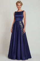 Laden Sie das Bild in den Galerie-Viewer, Marineblaues Bootsausschnitt A-Linie Satin Mutter der Braut Kleid mit Applikationen