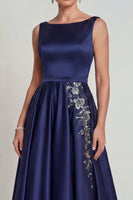 Laden Sie das Bild in den Galerie-Viewer, Marineblaues Bootsausschnitt A-Linie Satin Mutter der Braut Kleid mit Applikationen