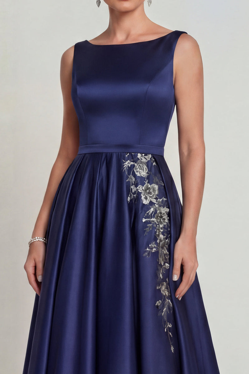 Laden Sie das Bild in den Galerie-Viewer, Marineblaues Bootsausschnitt A-Linie Satin Mutter der Braut Kleid mit Applikationen