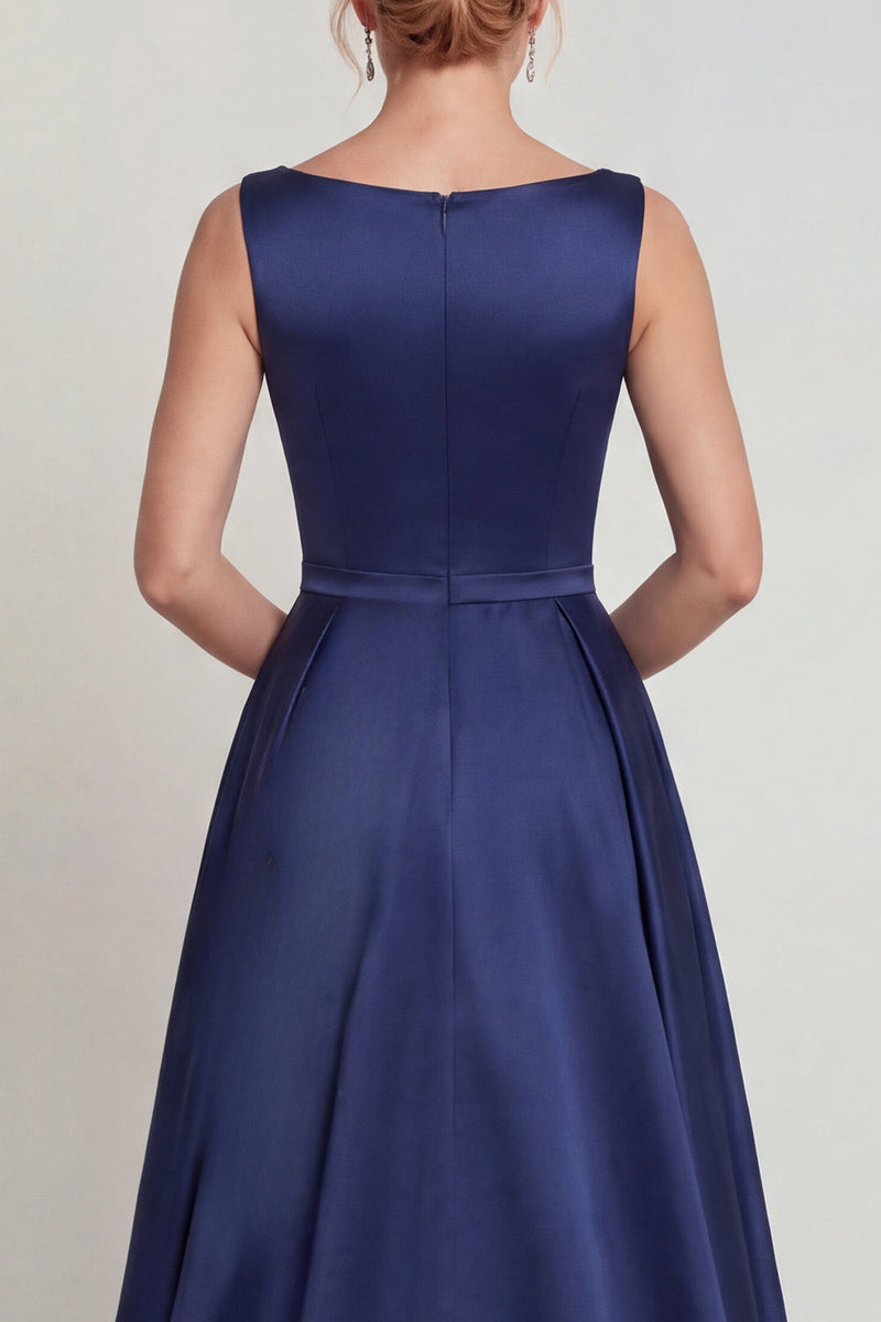 Laden Sie das Bild in den Galerie-Viewer, Marineblaues Bootsausschnitt A-Linie Satin Mutter der Braut Kleid mit Applikationen