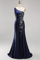 Laden Sie das Bild in den Galerie-Viewer, Marineblaues Einschulter Applikiertes Meerjungfrauen Satin Brautmutter Kleid mit Schlitz
