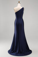 Laden Sie das Bild in den Galerie-Viewer, Marineblaues Einschulter Applikiertes Meerjungfrauen Satin Brautmutter Kleid mit Schlitz
