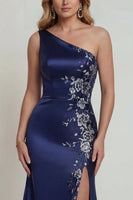 Laden Sie das Bild in den Galerie-Viewer, Marineblaues Einschulter Applikiertes Meerjungfrauen Satin Brautmutter Kleid mit Schlitz