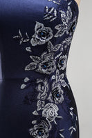 Laden Sie das Bild in den Galerie-Viewer, Marineblaues Einschulter Applikiertes Meerjungfrauen Satin Brautmutter Kleid mit Schlitz