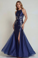 Laden Sie das Bild in den Galerie-Viewer, Marineblaues Applikiertes Neckholder Meerjungfrauen Satin Mutter der Braut Kleid mit Schlitz