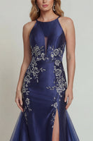 Laden Sie das Bild in den Galerie-Viewer, Marineblaues Applikiertes Neckholder Meerjungfrauen Satin Mutter der Braut Kleid mit Schlitz