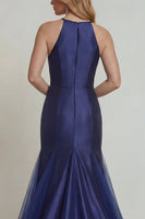 Laden Sie das Bild in den Galerie-Viewer, Marineblaues Applikiertes Neckholder Meerjungfrauen Satin Mutter der Braut Kleid mit Schlitz