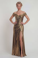Laden Sie das Bild in den Galerie-Viewer, Schulterfreies Metallisches Goldenes Satin Scheide Mutter der Braut Kleid mit Schlitz