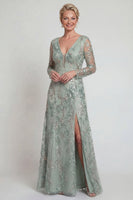 Laden Sie das Bild in den Galerie-Viewer, Grünes A-Linie Langärmeliges Pailletten Mutter der Braut Kleid mit Schlitz